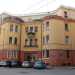 Sul lato destro si trova invece una delle poche strutture colorate della zona: il complesso delle palazzine popolari Francesco Crispi, sorte tra il 1932 e il 1934, in epoca fascista